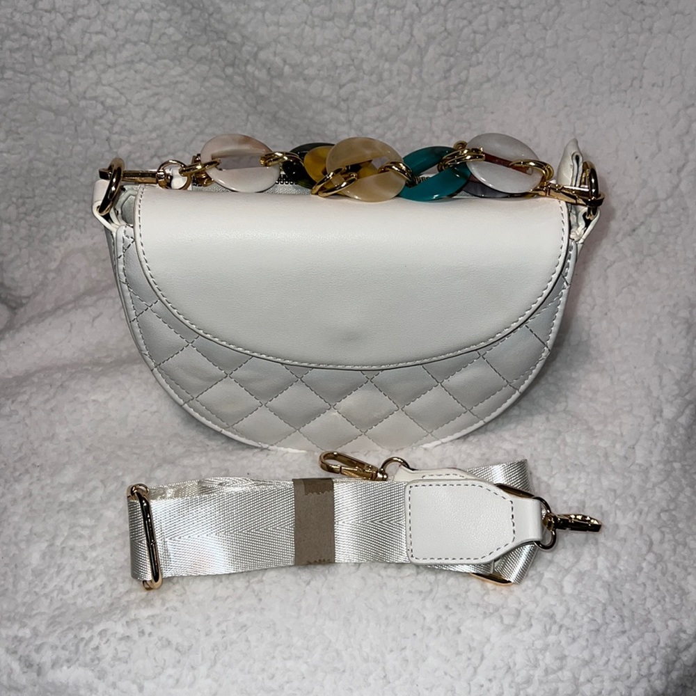 Women’s Vegan Leather Quilted Look Flap White Purse w Gold Metal, + 2 Straps.
